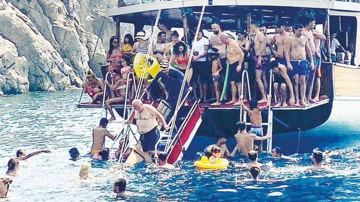 Birbirlerini iterek denize atladılar: Koronavirüs tekne turunda