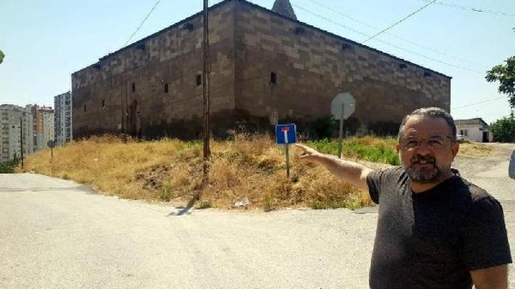 Defineciler tarafından tahrip edilen Köşk Medrese onarılmayı bekliyor