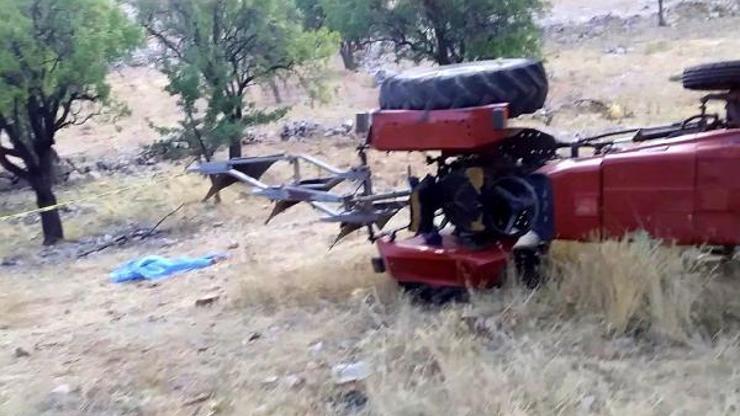 Traktör tarlaya devrildi: 1 ölü
