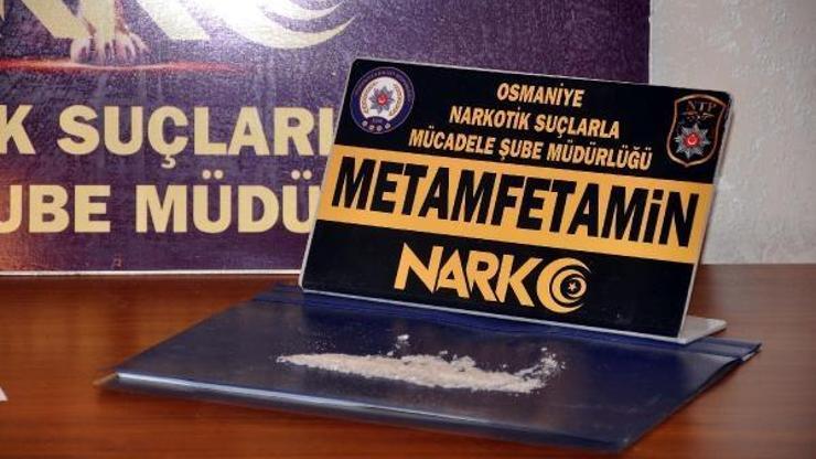 Otomobilde uyuşturucuyla yakalanan 2 kişiye gözaltı