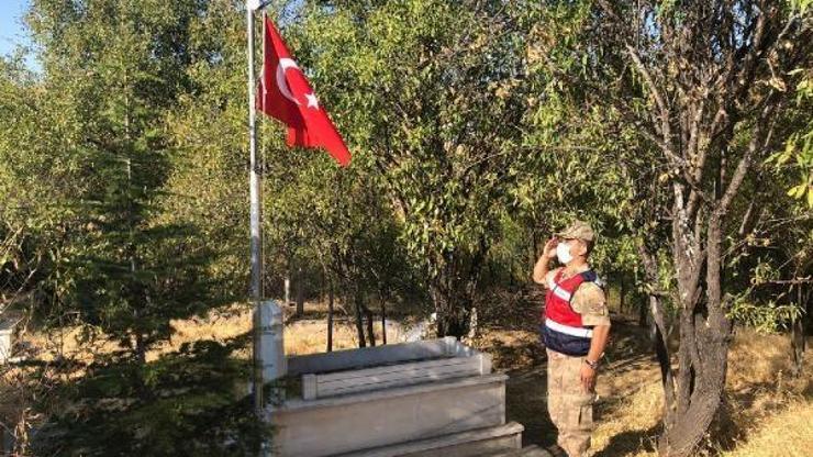 Elazığda jandarmadan şehitlerin kabirlerine bakım
