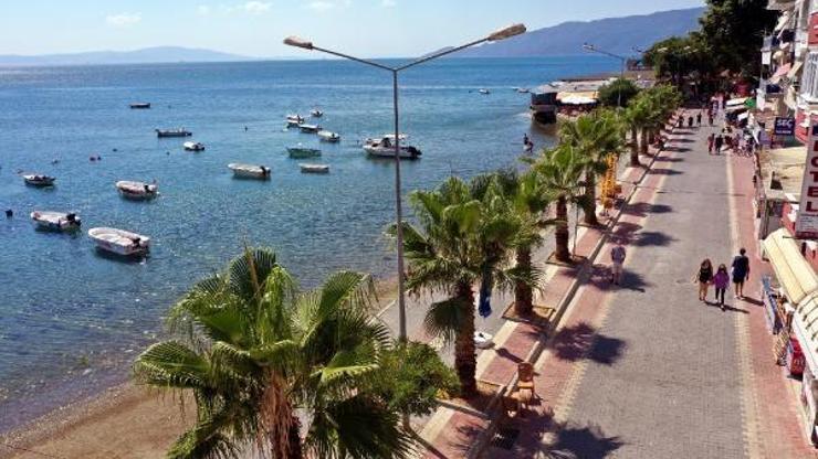 Bursa Büyükşehir Belediyesinden Gemlik Küçükkumla sahil yolu çalışması