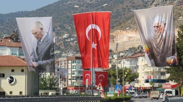 Finike bayrak ve Atatürk posterleriyle donatıldı
