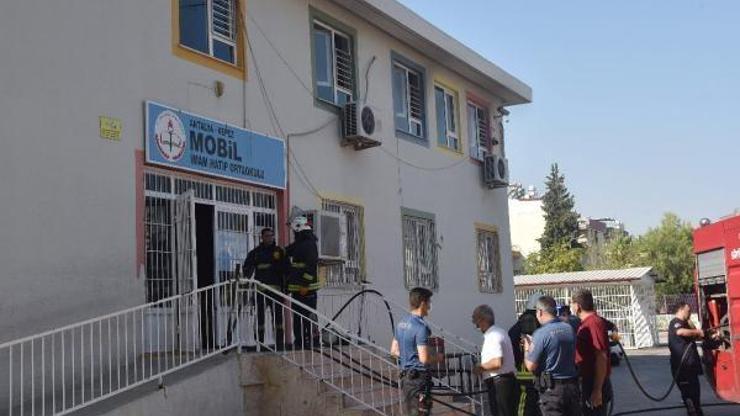Okulda klima ünitesinden yangın çıktı