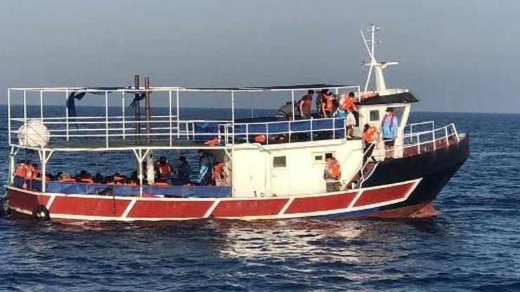 İzmirde 77 kaçak göçmen yakalandı