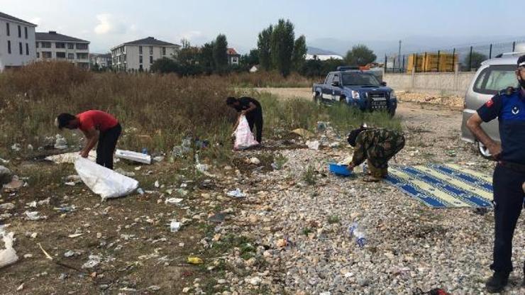 İnegöl Belediyesi Zabıta Ekipleri dilencilere mıntıka temizliği yaptırdı