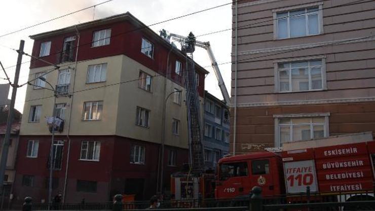 Eskişehir’deki çatı yangınını itfaiye söndürdü