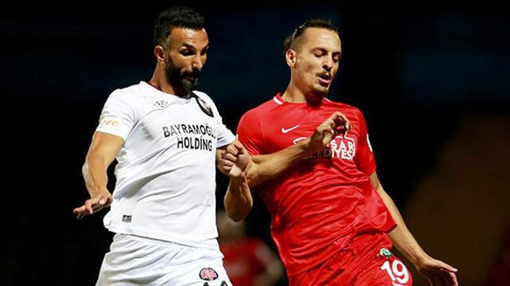 Son dakika... Yalçın Ayhan futbolu bıraktı