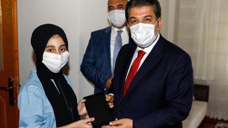 Tableti olmayan öğrencilerin evlerine sürpriz yapıldı