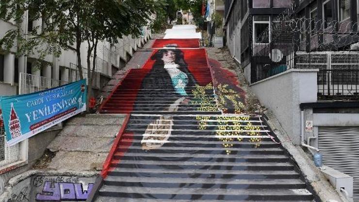 Beyoğlu sokaklarında merdivenler tabloya dönüştü