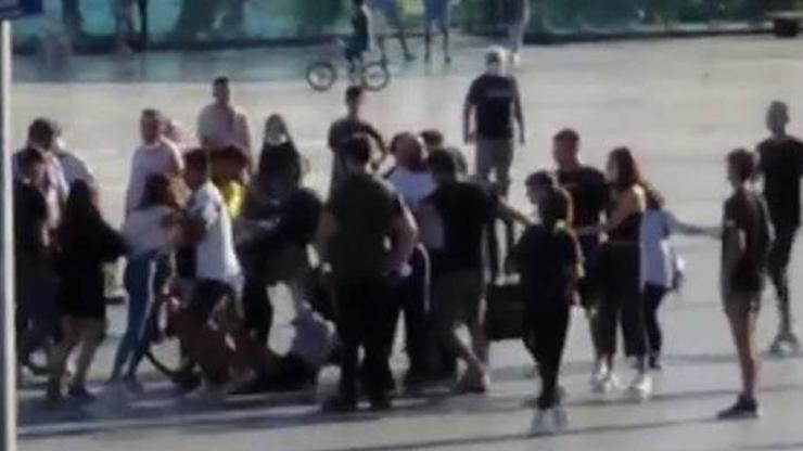 Genç kızlar saç saça kavga etti