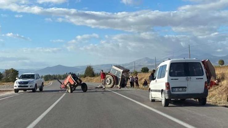 Kamyonla çarpışan traktör ikiye bölündü