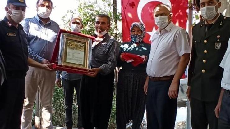 Şehadet belgesi, şehidin ailesine verildi