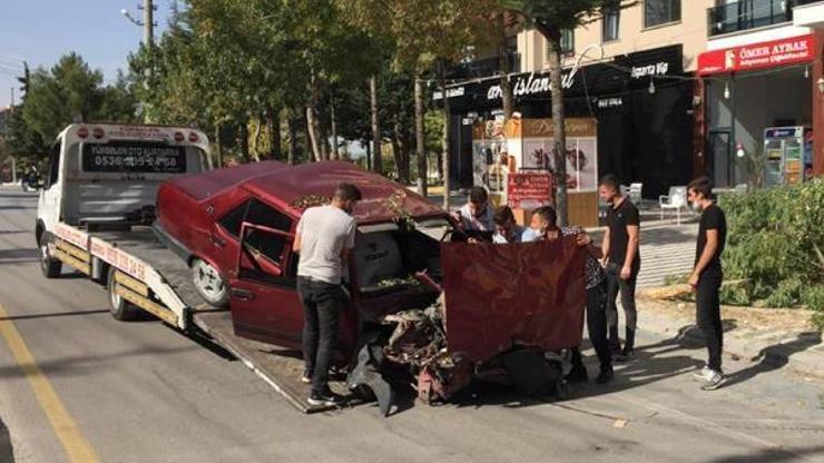 Otomobil önce ağaca sonra tabelaya çarptı