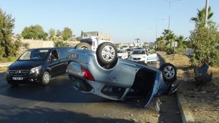 Minibüsle çarpışan otomobil takla attı