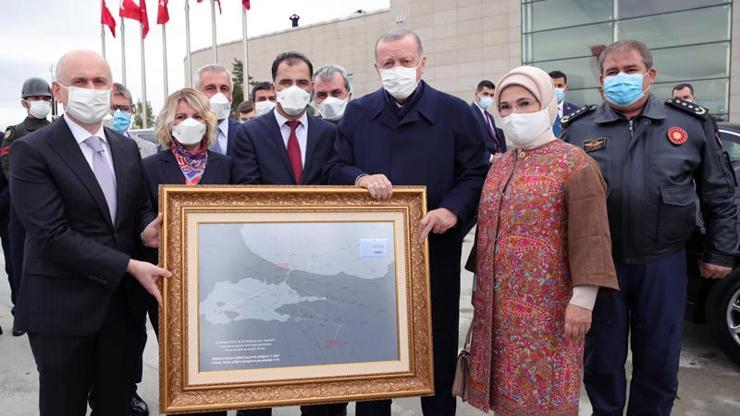 Cumhurbaşkanı Erdoğana, 15 Temmuzda çizdiği rotanın tablosu hediye edildi