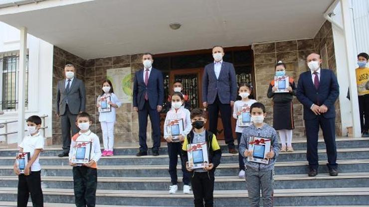 Belediye ihtiyaç sahibi öğrencilere tablet dağıttı