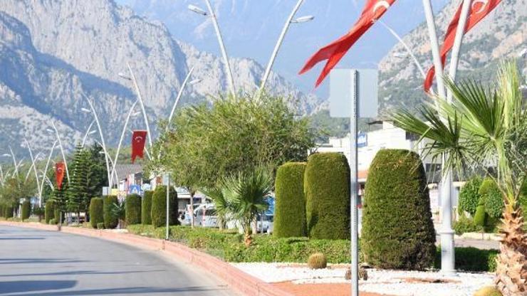 Kemer, Türk bayraklarıyla süslendi