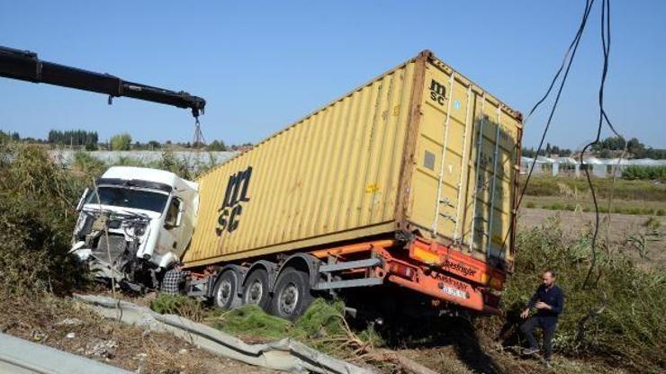 TIR şarampole düştü, sürücü yaralandı