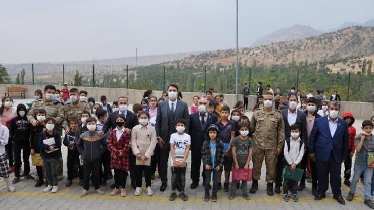 Silopi’de şehit ve gazi çocuklarına kırtasiye malzemesi