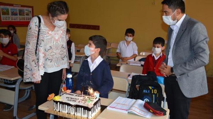 Lösemiyi yenen öğrenciye sınıfında sürpriz