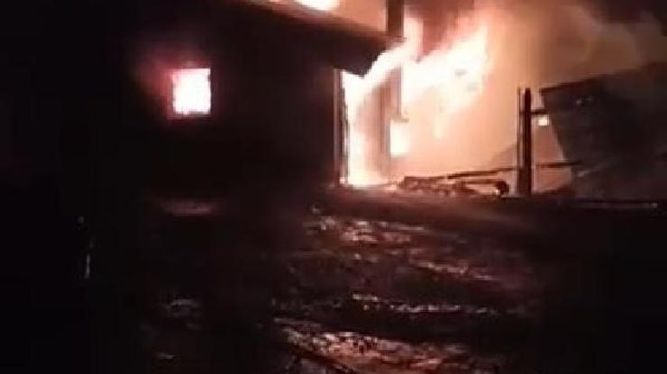 Karasuda tek katlı ev alev alev yandı