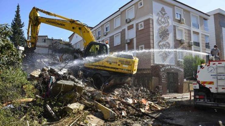 Muratpaşada kaçak metruk bina yıkıldı