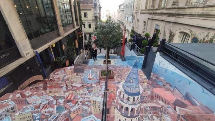 Galata Kulesi resmedildi; merdivenler sanat eserine dönüştü