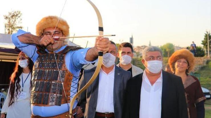 Oklar, Ataya saygı için atıldı