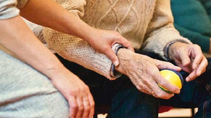 Alzheimer tedavisinde doğru iletişim en az ilaç kadar etkili
