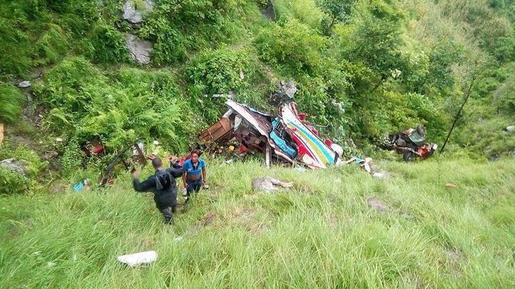 Nepalde yolcu otobüsü uçuruma yuvarlandı