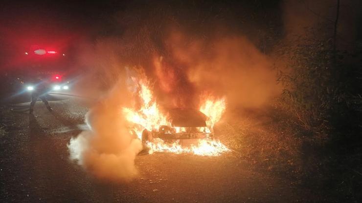 Seyir halindeki otomobil alev topuna döndü
