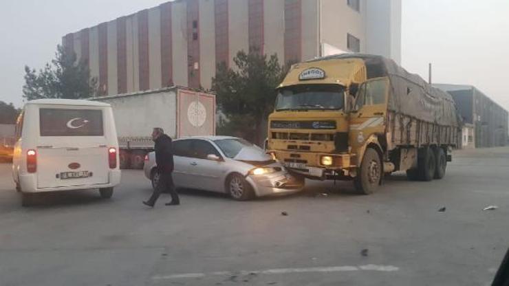 Kamyonun çarptığı otomobildeki 2 kişi yaralandı