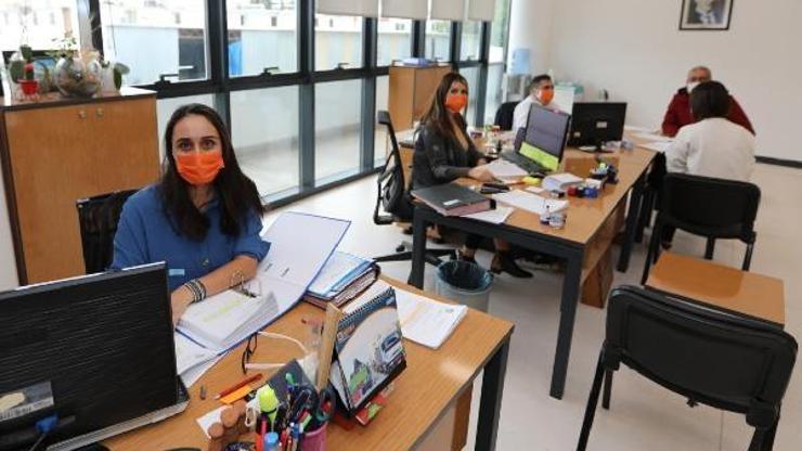 Belediye çalışanlarından şiddete karşı turuncu maske