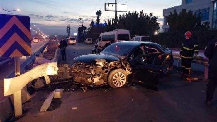 Bariyerlere çarpan otomobilin sürücüsü yaralandı