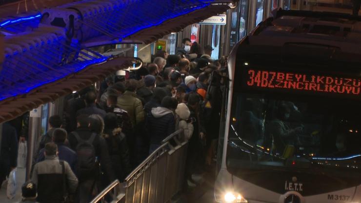 Cevizlibağ metrobüs durağında yoğunluk