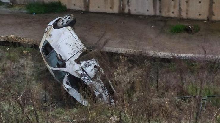 Başakşehirde otomobil dereye uçtu
