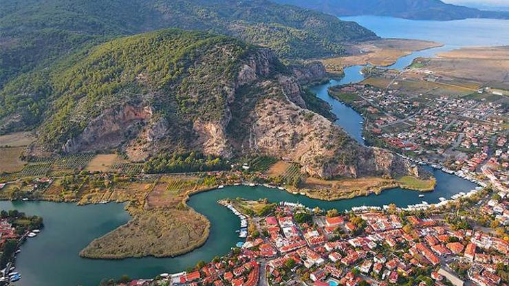 Dalyandaki antik kent ve tepenin caretta caretta şeklinde olduğu görüldü