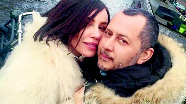 Gayet mutluyuz pozu