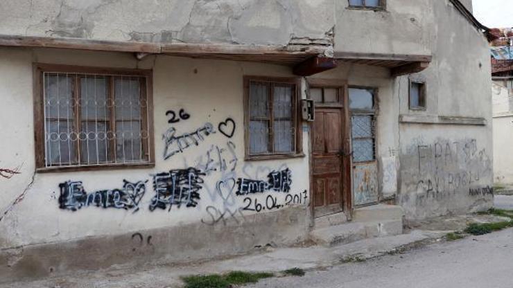 Eski evlerin duvarları yazı tahtası oldu