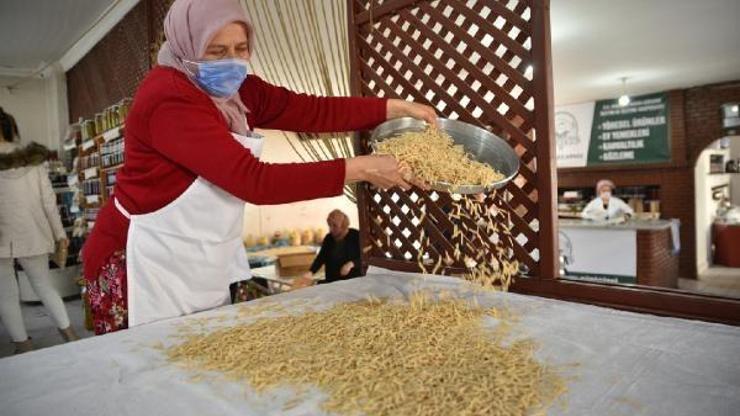 Kadın kooperatiflerinden, işyerini kapatmak zorunda kalan esnafa gıda kolisi