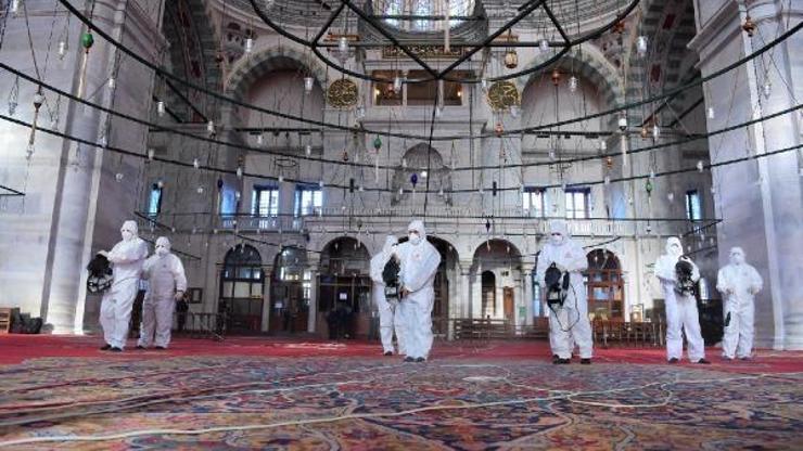 Fatih’te camiler dezenfekte ediliyor