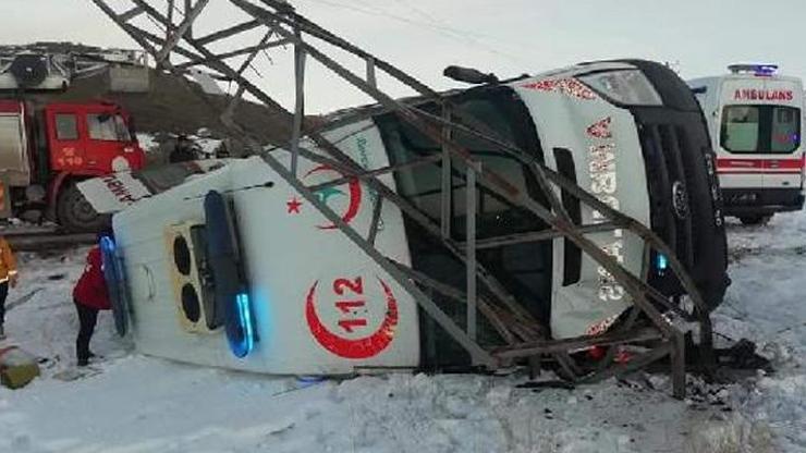 Hasta taşıyan ambulans elektrik direğine çarpıp, yan yattı: 5 yaralı