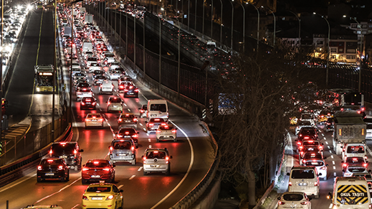 İstanbulda hafta sonu kısıtlaması öncesi trafik kilit