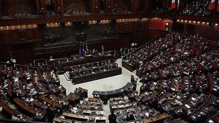 İtalyada koalisyon krizi Hükümetten çekildiler
