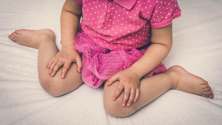 Çocukların W şeklinde oturması zararlı mı