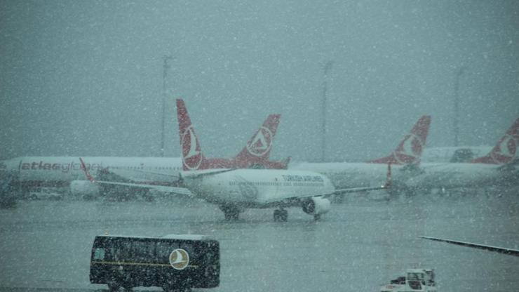 Diyarbakırda hava ulaşımına kar engeli