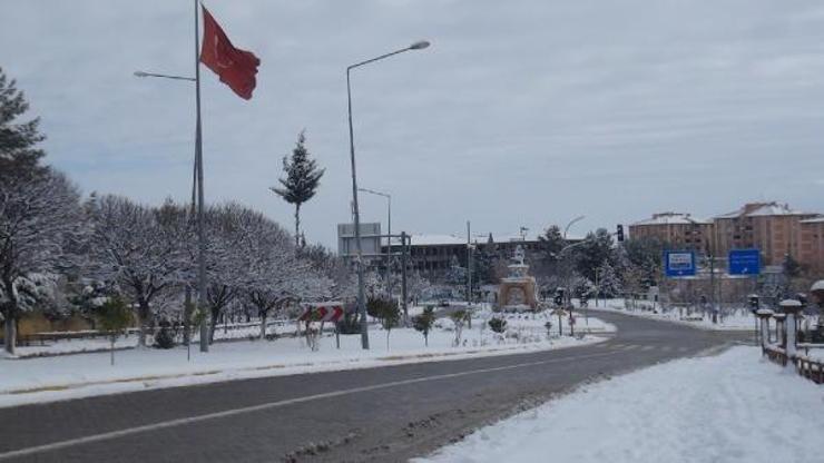 Besniye mevsimin ilk karı düştü