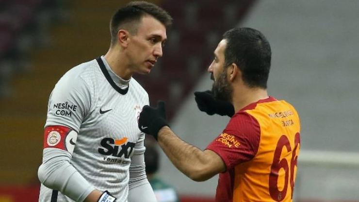 Arda Turandan Musleraya kaptanlık jesti