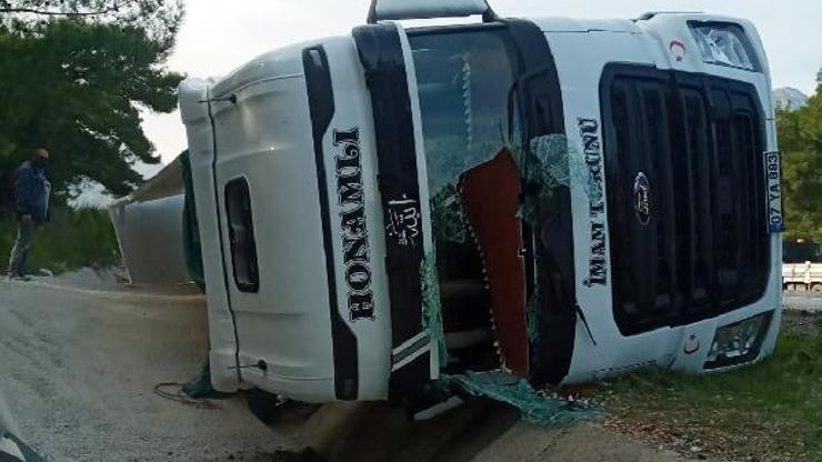 Devrilen TIR metrelerce sürüklendi, sürücü yaralandı